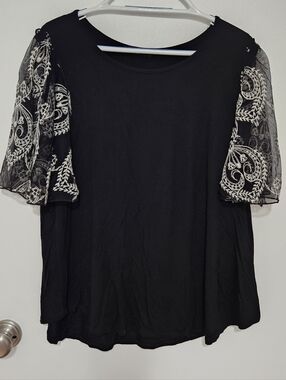 Kim & Cami Black Short Sleeve Top with Embroidered Lace Sleeves Size 1x